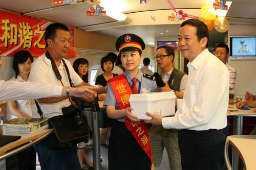 上药集团及其下属上海信谊药厂有限公司向“世博和谐之旅”列车赠送专用药箱