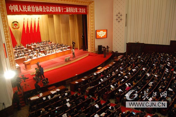 政协武汉市十二届委员会二次会议闭幕大会举行.jpg