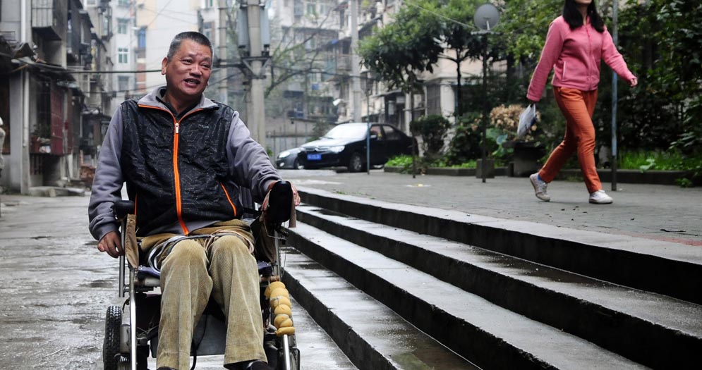 2013年11月2日，方俊明坐着电动轮椅外出转悠一下