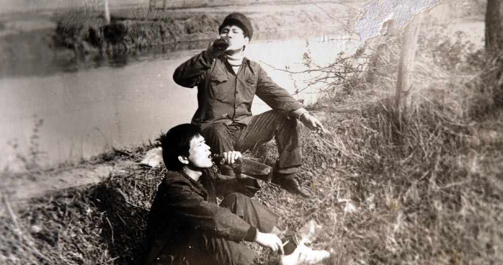 1980年，方俊明(下)去东湖九女墩游玩时，与朋友畅饮啤酒(翻拍)