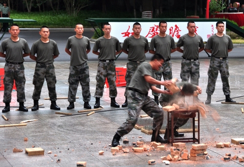 nEO_IMG_震撼人心的军事硬气功令我们深感佩服称绝.jpg