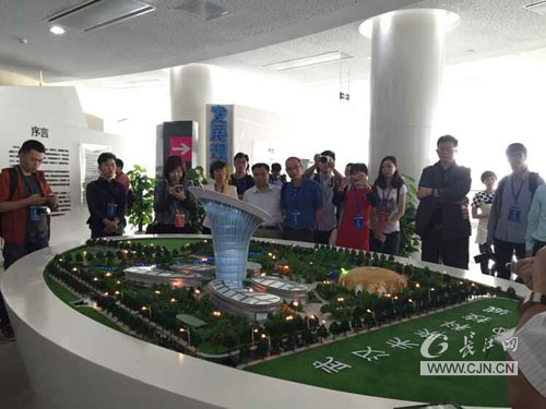 媒体代表团参观光谷未来科技城