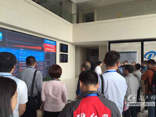 媒体代表参观长江大数据交易所