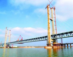 中铁大桥局设计施工的我国首条跨江重载公铁大桥合龙