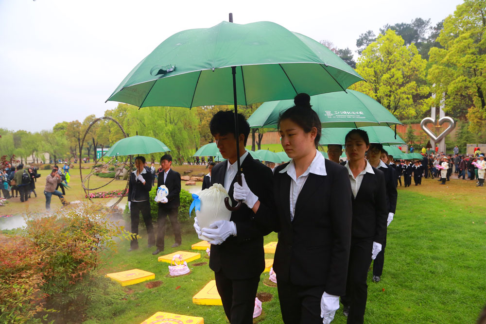 礼仪队伍抵达环保葬草坪区