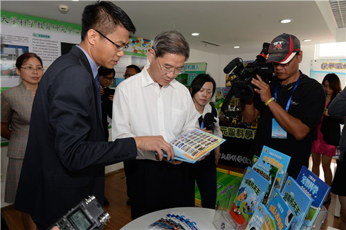 国台办主任张志军参访东西湖区台湾青年创业孵化器
