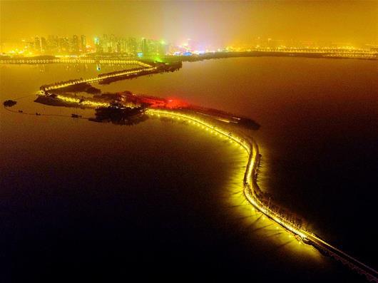 武汉东湖绿道首次全线亮灯 流光溢彩醉美东湖