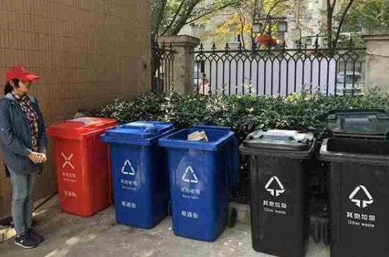 武汉十四中推行垃圾分类 专设学生监督员