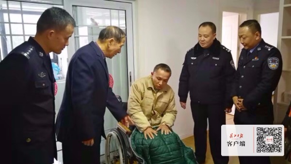 社区来了位特殊”片警”,全国道德模范吴天祥与民警一同回访警情|德耀江城