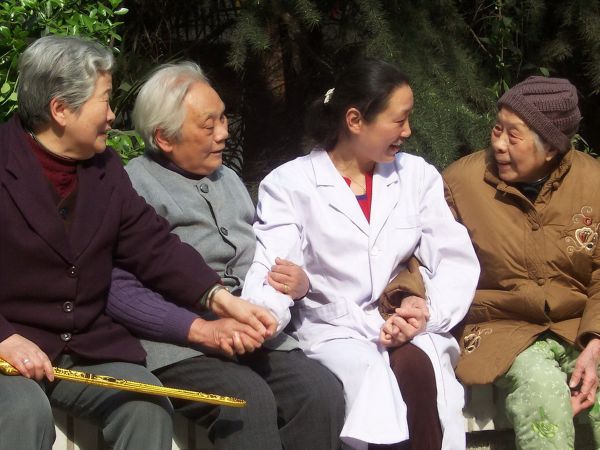 把600多位老人当爹妈照顾,这位院长比“亲闺女”还亲|德耀江城