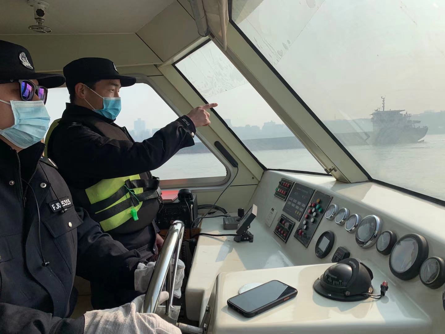 你看，长江上看不见一条渔船，也看不到一张渔网